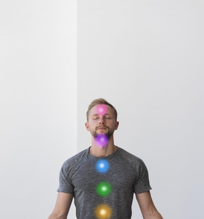 homme-maintenant-l-asana-tandis-que-les-points-de-chakra-sont-alignes